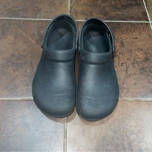 Crocs Mens 10 Women 12 black in good used condition